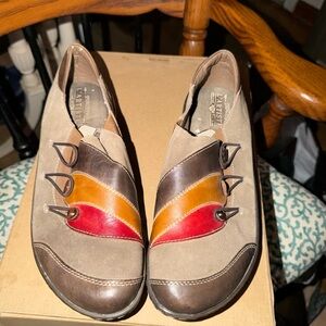 Vintage L”artiste Brown Flats with Colorful Accents 41 NWOB